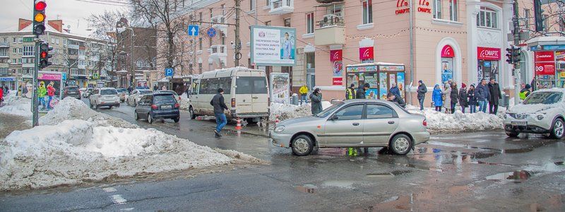 В центре Днепра на проспекте Яворницкого маршрутка сбила женщину