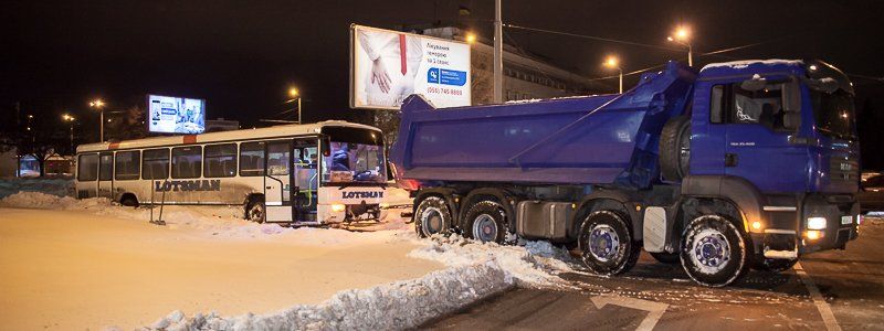 Возле речпорта 121-я маршрутка застряла на железнодорожных путях