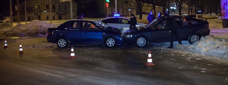 ДТП на проспекте Поля: от удара автомобиль такси выбросило на тротуар