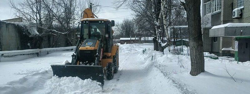 В Днепре коммунальщики взялись за уборку внутриквартальных дорог