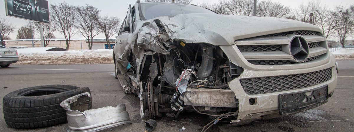 Возле «Эпицентра» столкнулись Lexus и Mercedes