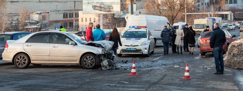 В аварии на Космической пострадали 2 человека: активисты оказали первую помощь