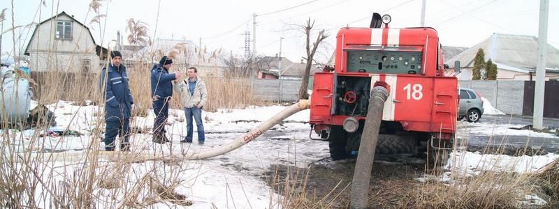 На Левом берегу Днепра перекрыли улицу Солончаковую