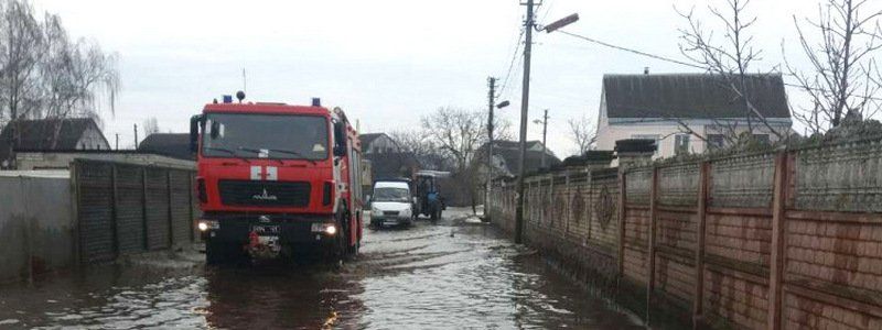 В Днепре спасатели борются с затоплениями