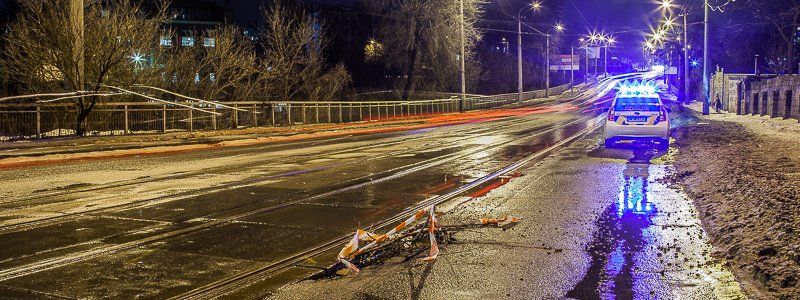 Внимание автомобилистам: на одной из главных улиц Днепра образовалась глубокая яма