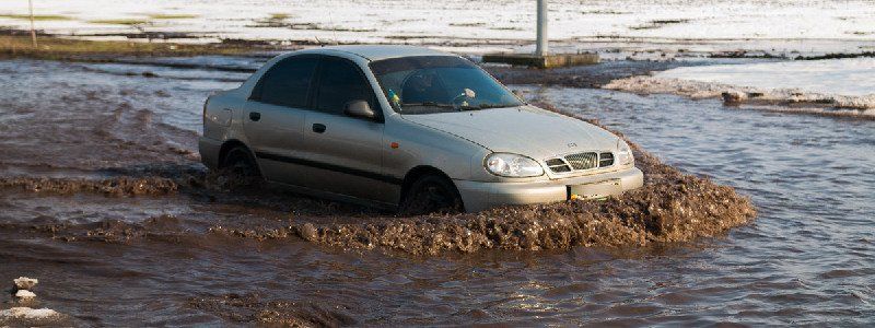 Лужа встречает: Запорожское шоссе превратилось в Венецию