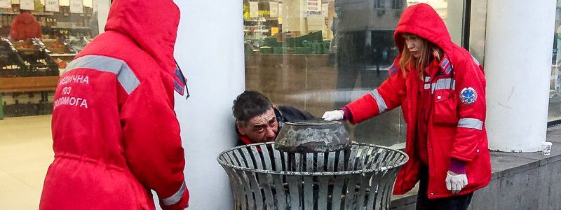 Безразличный Днепр: люди проходили мимо мужчины, лежавшего на Европейской площади 