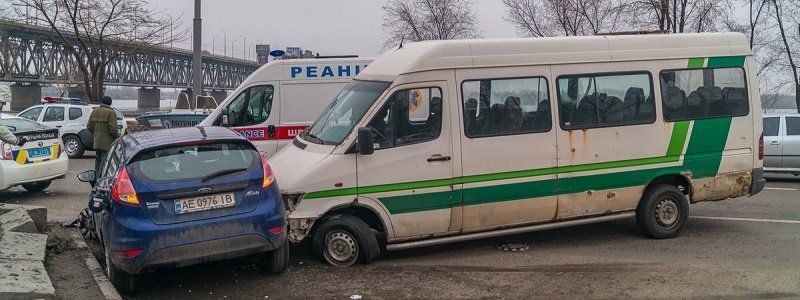 На Набережной Заводской маршрутка "прижала" Ford к бордюру: пострадал мужчина