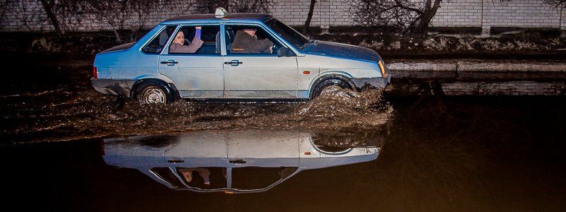 Опасная лужа: в Днепре на Отечественной гнутся диски автомобилей