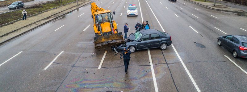 На Набережной Победы столкнулись Dacia Logan и экскаватор: пострадала женщина