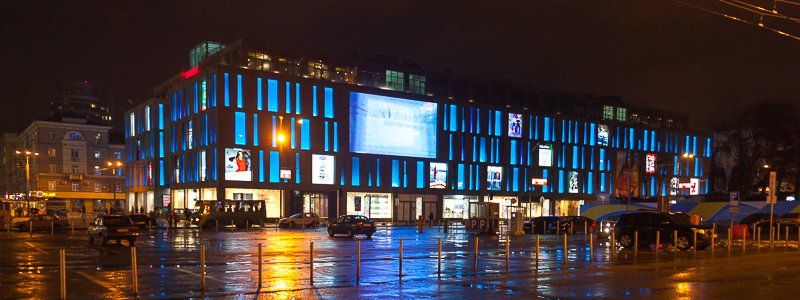 В Днепре ТЦ Passage зажегся синим
