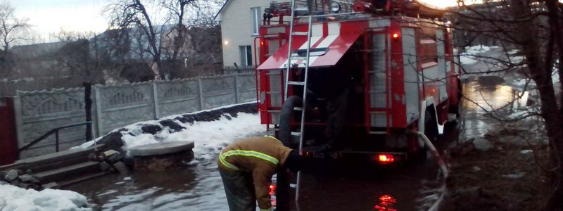 В Днепре растаявший снег подтопил двор частного дома