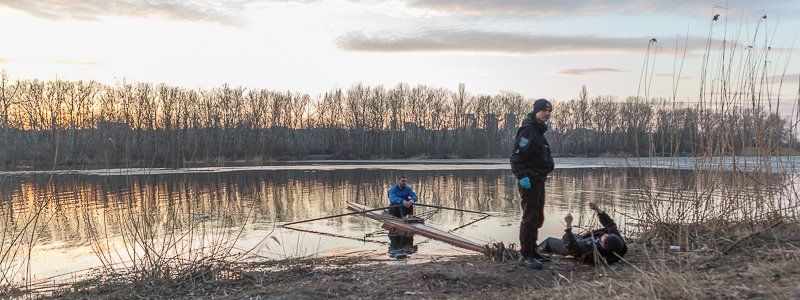 В Днепре посреди реки мужчина нашел утопленника и час толкал его к берегу