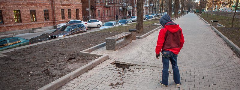 Да разверзнется бездна: на Гоголя снова образовалась яма