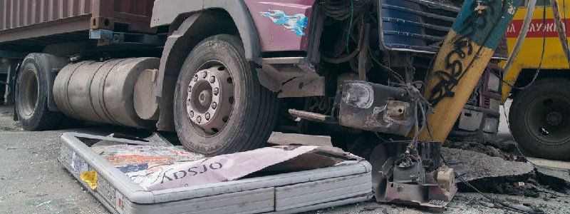 На проспекте Поля грузовик врезался в электроопору