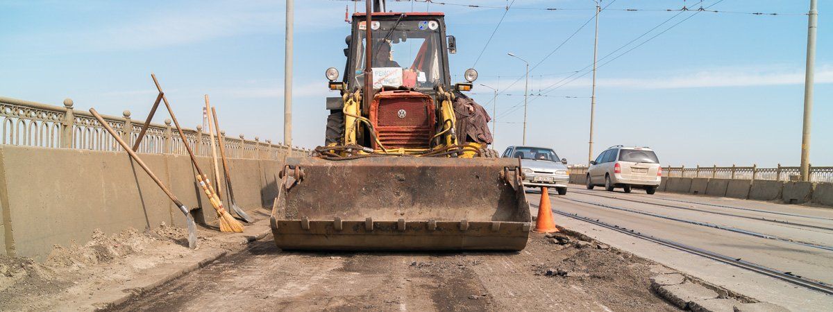 В Днепре ремонтируют дорогу на Амурском мосту