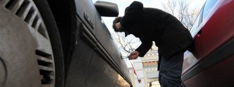 В Днепре мужчина проник в чужое авто и "снимал" там фильм