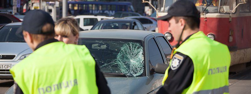 В Днепре возле «Озерки» ВАЗ сбил женщину с маленьким ребенком