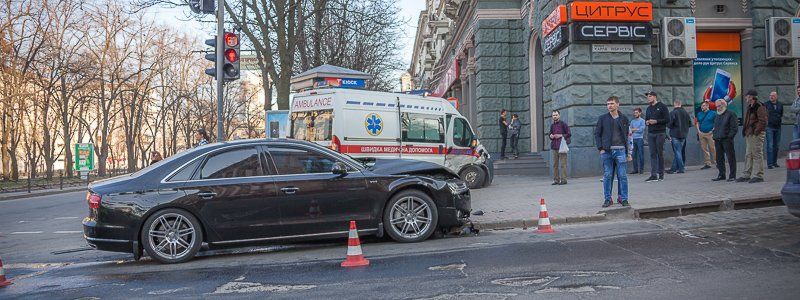 В центре Днепра «скорая» по пути на вызов врезалась в Audi: пострадали двое медиков