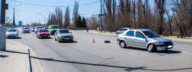 На Левом берегу Днепра на съезде с Нового моста столкнулись Renault и Toyota