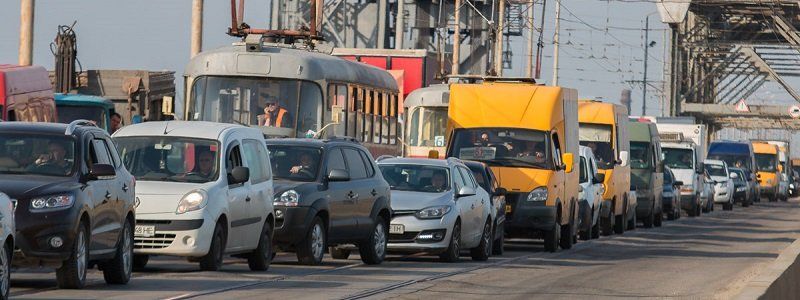 На Старом мосту авария остановила автомобили и трамваи