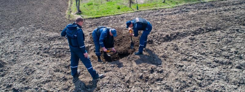 Под Днепром подорвали авиационную бомбу и артиллерийский снаряд