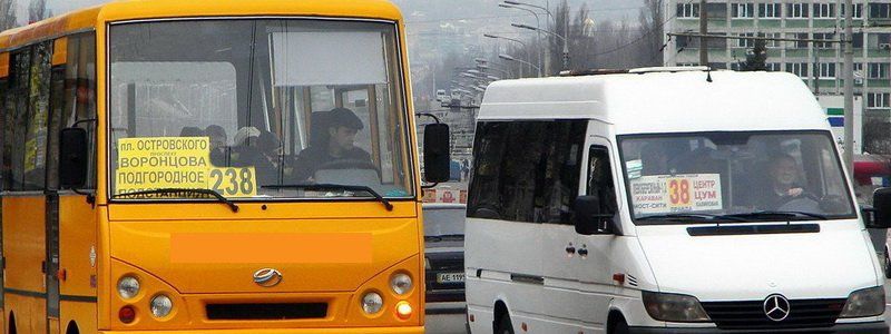 В поминальные дни на кладбища Днепра назначили дополнительные маршрутки