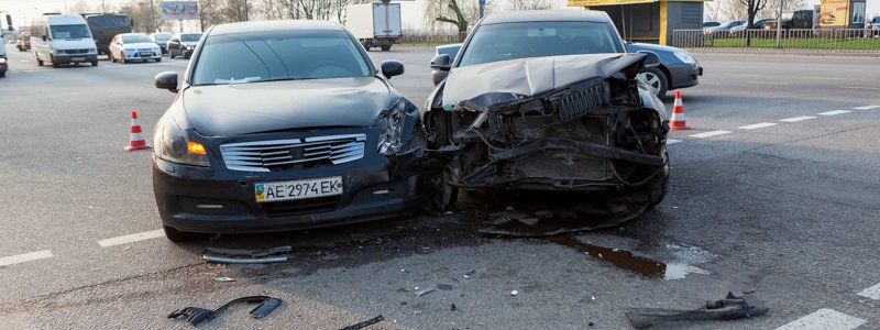 В Днепре на Набережной Заводской столкнулись Infinity и Skoda: оба ехали на зеленый