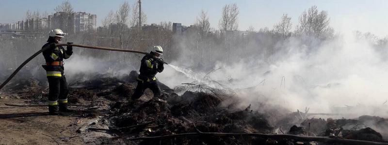 В Днепре возле кладбища горела свалка мусора