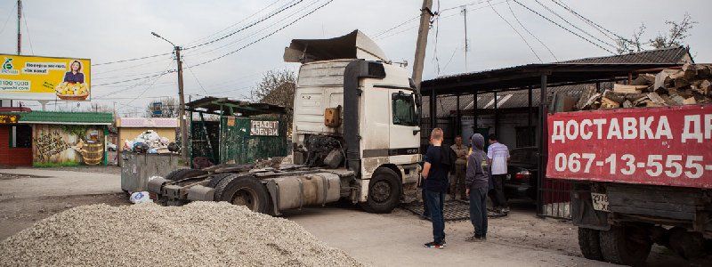 В Днепре на Передовой грузовик снес столб