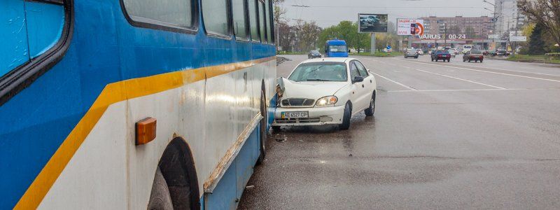 На Набережной Победы Lanos с ребенком в салоне протаранил троллейбус: пострадала женщина