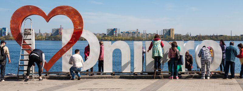 Заммэра Лысенко вместе с жителями Днепра вышел на субботник