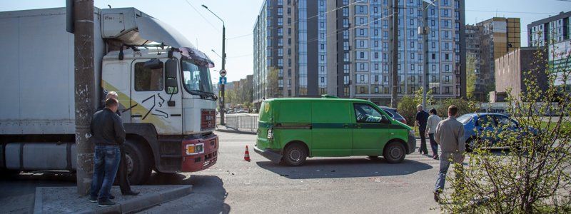 На Набережной Победы столкнулись грузовик и инкассаторская машина