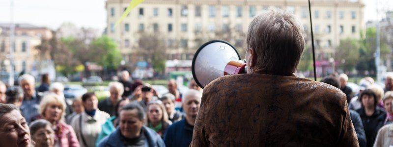 В Днепре возле горсовета люди митинговали против "грабительских" тарифов ЖКХ