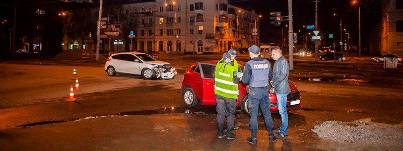 В Днепре на перекрестке проспекта Пушкина и улицы Шмидта столкнулись два автомобиля Ford