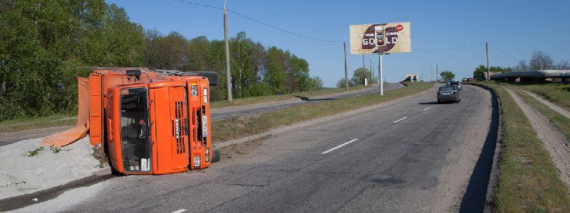 В Днепре возле "Яхт-клуба" перевернулся грузовик с отсевом