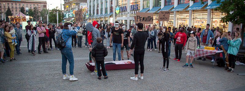 В Днепре на Европейской площади возле Varus лежал гроб с "трупом"