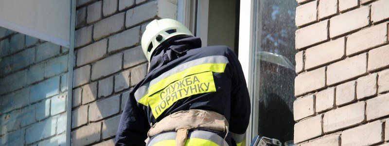 На проспекте Поля горела квартира: мужчину увезли в больницу
