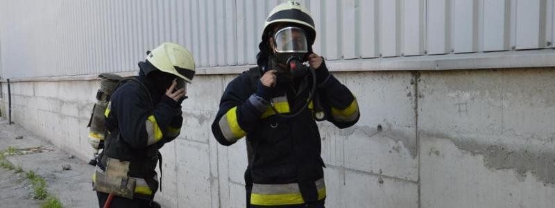 В Днепре горело здание промышленного предприятия