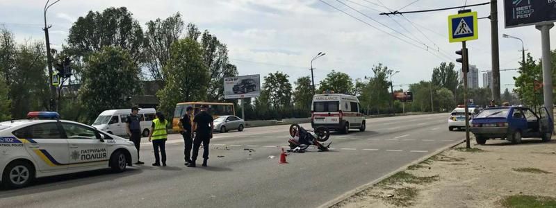 На Набережной Победы недалеко от СК "Восход" столкнулись «Таврия» и мотоцикл: в авто находился ребенок