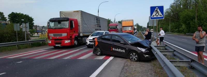 В Обуховке Hyundai с надписью "KredoBank" сбил восьмиклассницу на пешеходном переходе и влетел в отбойник