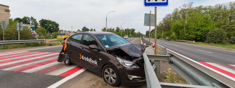 В Обуховке ВАЗ влетел в Hyundai, который прижал 14-летнюю девочку к отбойнику: подробности
