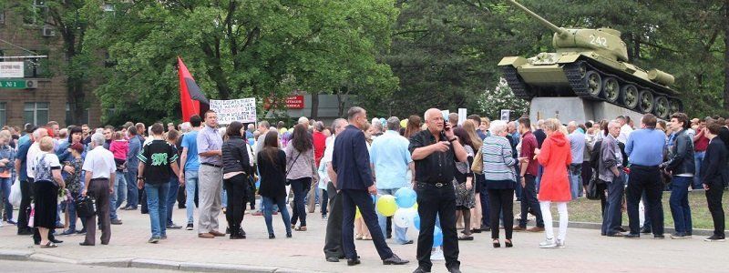 В Днепре к Танку хотели возложить советскую "звезду": начался конфликт с полицией