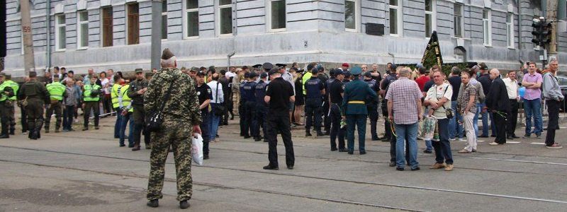 В Днепре возле Танка пенсионеры с цветами напали на полицейских