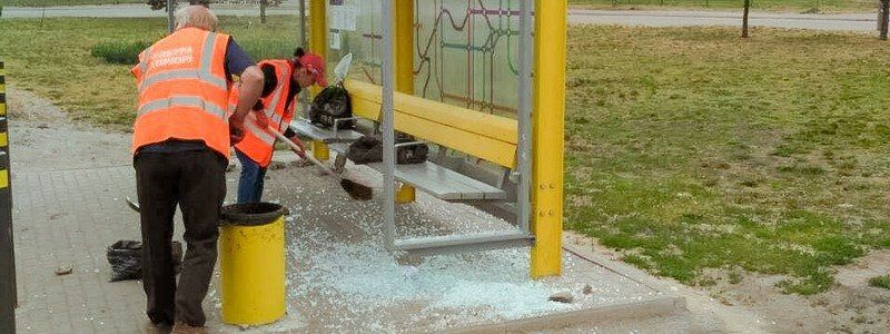 В Днепре на Набережной вандалы разгромили новую остановку