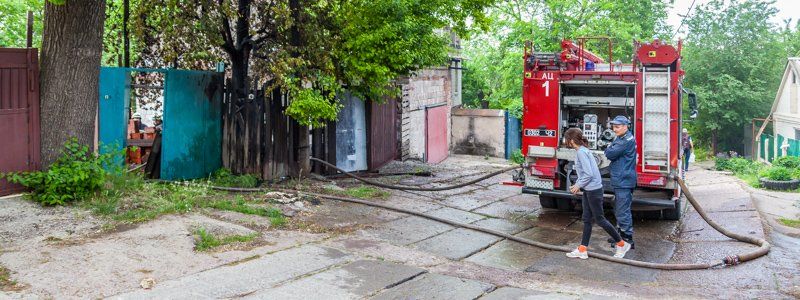 В Днепре на Победе загорелся двор частного дома