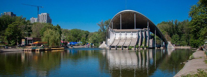 Загадки Летнего театра: где в Днепре расположен огромный лебедь