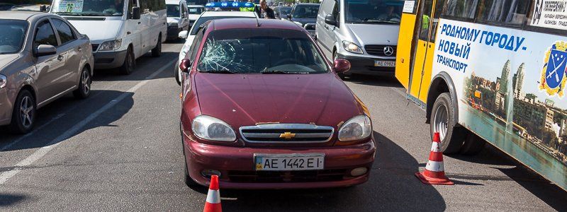 Спешил на троллейбус: на Слобожанском водитель Chevrolet сбил мужчину