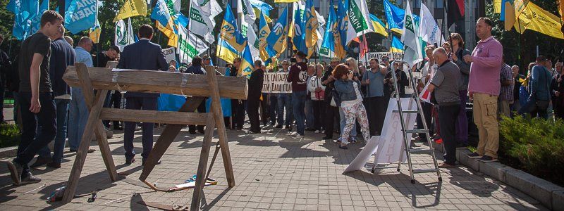 Возле ДнепрОГА жители города пилили бюджет и требовали реформ