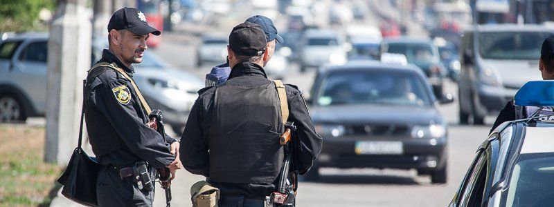 В Днепре на Новом мосту стоят автоматчики: объявлен план "Сирена"